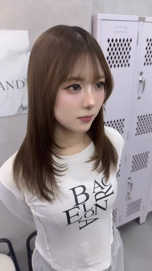 縮毛矯正で癖を伸ばしフェイスレイヤーで動きのあるスタイル◎